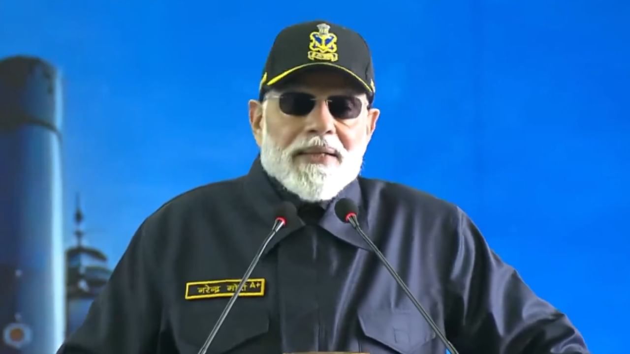 यावेळी पंतप्रधान मोदींनी पाकिस्तानला कडक शब्दात सुनावलं. आपल्या तिन्ही सेनांमधील समन्वयामुळे आपण पाकिस्तानला विक्रमी वेळेत गुडघे टेकायला लावले. कोणताही धोका किंवा संघर्ष संभवत असताना जो आपल्या ताकदीवर ठाम राहून लढतो, त्यालाच फायदा मिळतो, असे पंतप्रधान मोदींनी स्पष्ट केले.