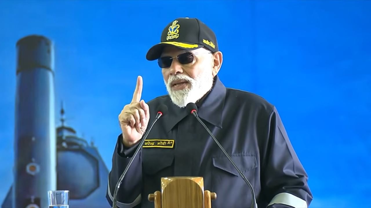 माझ्या एका बाजूला समुद्र आहे आणि दुसऱ्या बाजूला माझ्या शूर सैनिकांचे अथांग सामर्थ्य आहे. या समुद्राच्या पाण्यावर चमकणारी सूर्यकिरणे म्हणजे शूर जवानांनी लावलेले दिवाळीचे दिवे आहेत, अशा शब्दात पंतप्रधान नरेंद्र मोदी यांनी जवानांचे कौतुक केले.