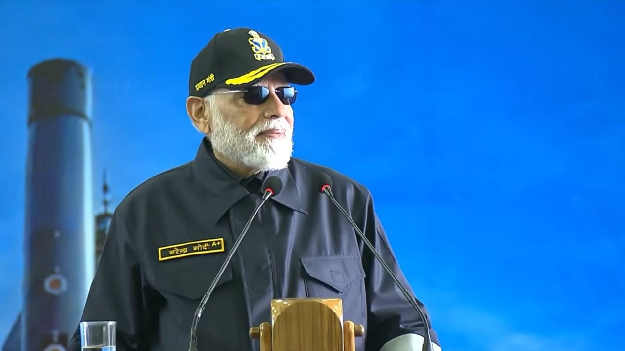 सध्या दिवाळीच्या निमित्ताने सर्वत्र उत्साहाचे वातावरण पाहायला मिळत आहे. पंतप्रधान नरेंद्र मोदी यांनी दरवर्षीप्रमाणे यावर्षीही देशातील जवानांसोबत दिवाळी साजरी केली.