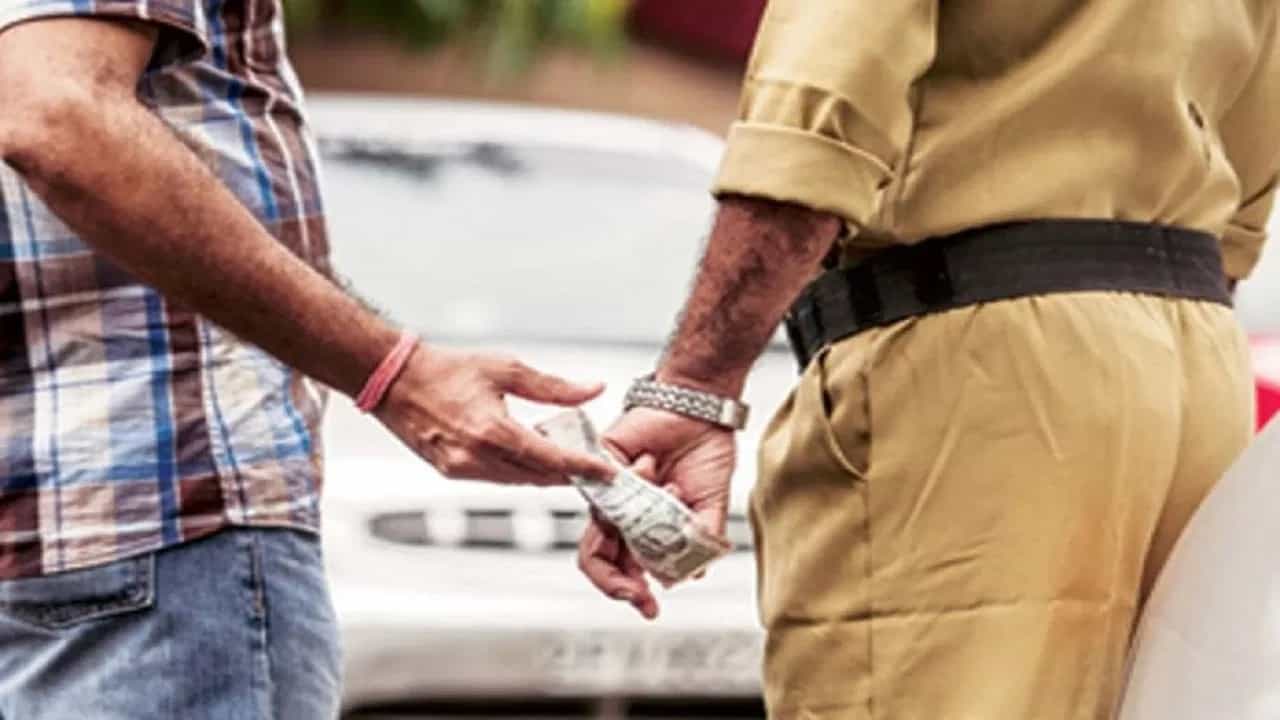 3 लाखांची डील, आरोपीच्या वडिलांना फोन अन्... मग ACB ने केलं असं काही, पाहून तुम्हीही हादराल