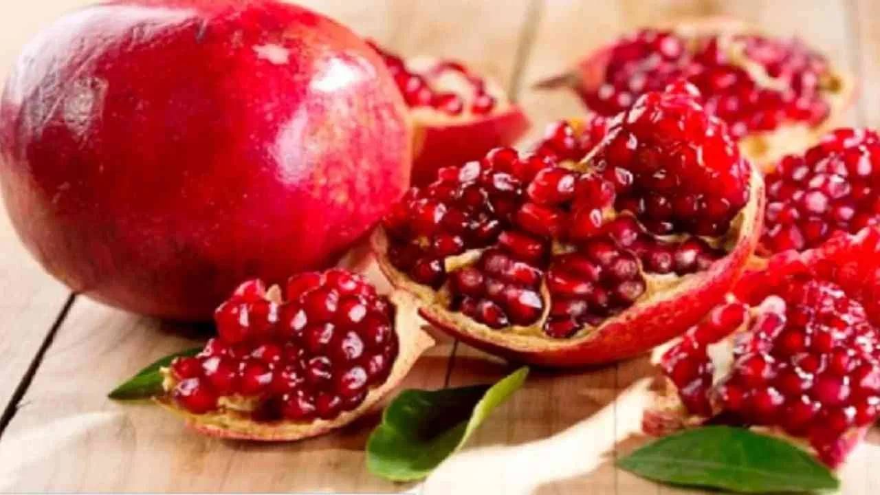 डाळिंब खाणे आरोग्यासाठी अत्यंत फायदेशीर आहे. डाळिंब खाल्ल्याने आरोग्याच्या अनेक समस्या दूर होण्यास मदत होते. दररोजच्या आहारत देखील आपण डाळिंबचा समावेश करू शकता.