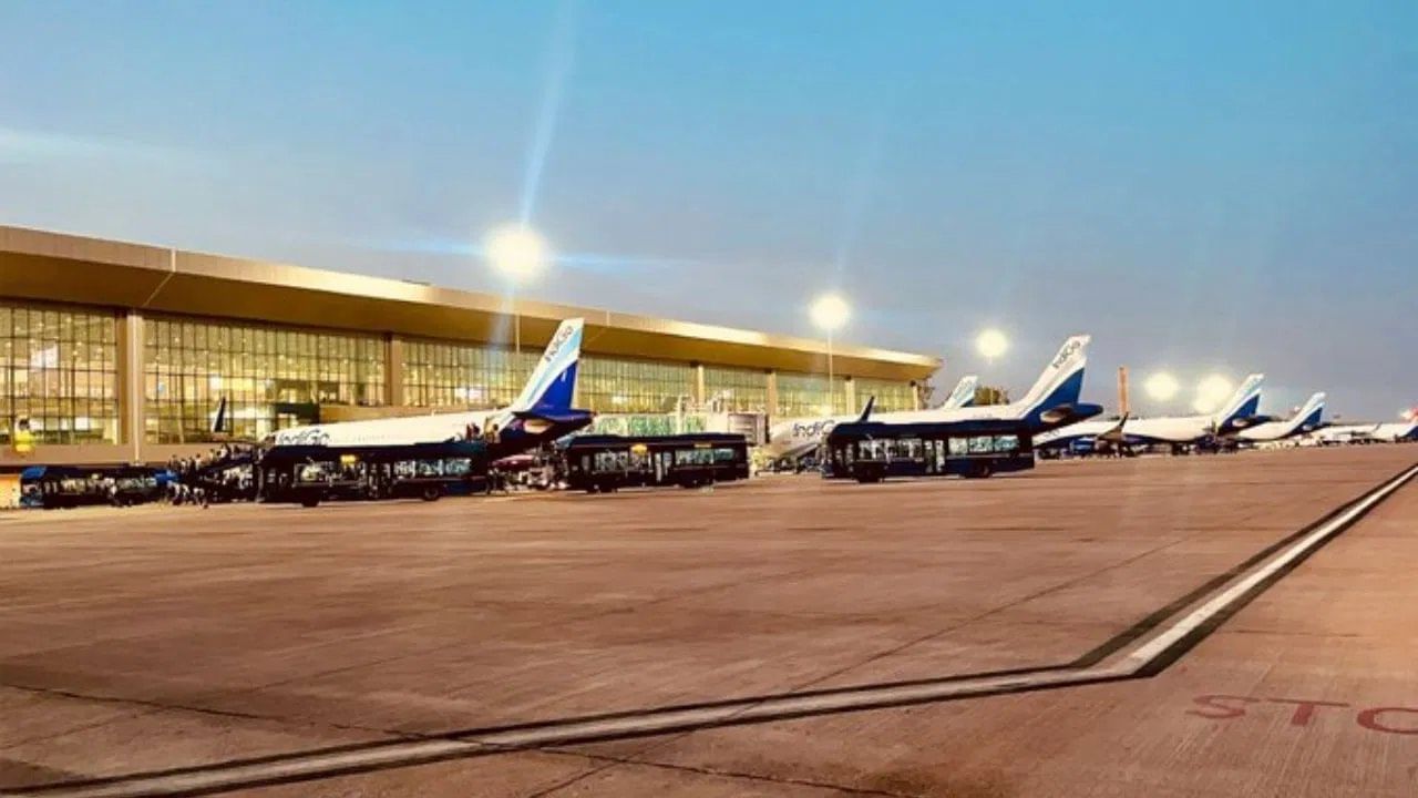 प्रवाशांच्या सुरक्षेच्या दृष्टीने हा निर्णय घेण्यात आला आहे. काल २ ऑक्टोबरपासून या नवीन नियमांची अंमलबजावणी सुरू झाली आहे. एमिरेट्सच्या नवीन नियमांनुसार, प्रवाशांना विमानात बसल्यानंतर पॉवर बँकांचा वापर पूर्णपणे बंद असेल.