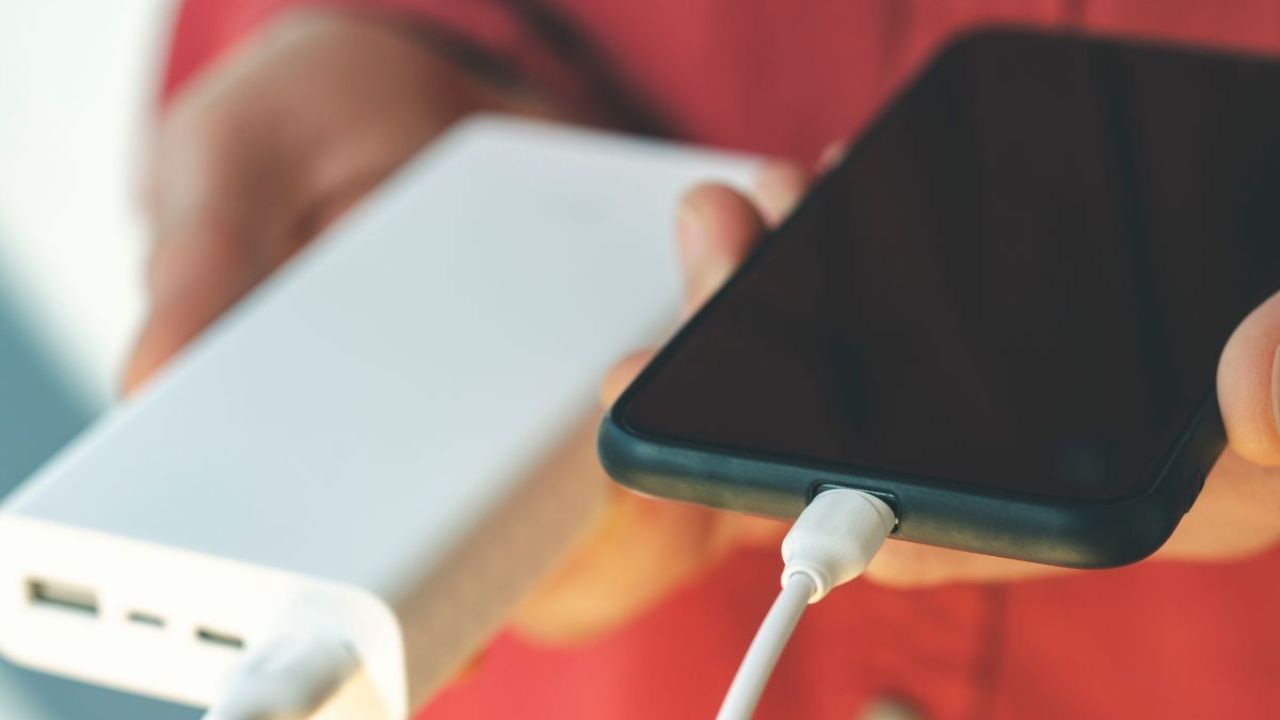 एमिरेट्सने पॉवर बँक साठवण्याबाबतही स्पष्ट नियम केले आहेत. सुरक्षिततेच्या दृष्टीने १०० Wh पर्यंतच्या पॉवर बँक प्रवाशी त्यांच्या खिशात किंवा हँड लगेजमध्ये ठेवून शकते. पण त्या ओव्हरहेड बिनमध्ये ठेवण्यास सक्त मनाई आहे.