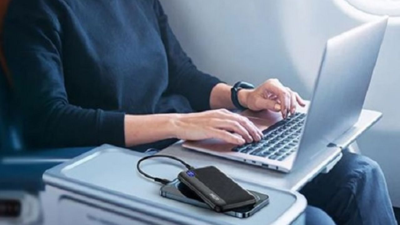 त्यामुळे प्रवाशांनी विमानात चढण्यापूर्वीच त्यांचे सर्व डिव्हाइस चार्ज करून घेण्याचे आवाहन केले आहे, कारण विमानात चार्जिंग पोर्ट उपलब्ध आहेत. याशिवाय, FAA, TSA, CAA आणि IATA सारख्या जागतिक विमान वाहतूक प्राधिकरणांनीही विमानांमध्ये पॉवर बँक वापरण्याबाबत नियम स्थापित केले आहेत, ज्यानुसार पॉवर बँक फक्त केबिन बॅगमध्ये नेता येते आणि ती ठराविक क्षमतेची असावी लागते.