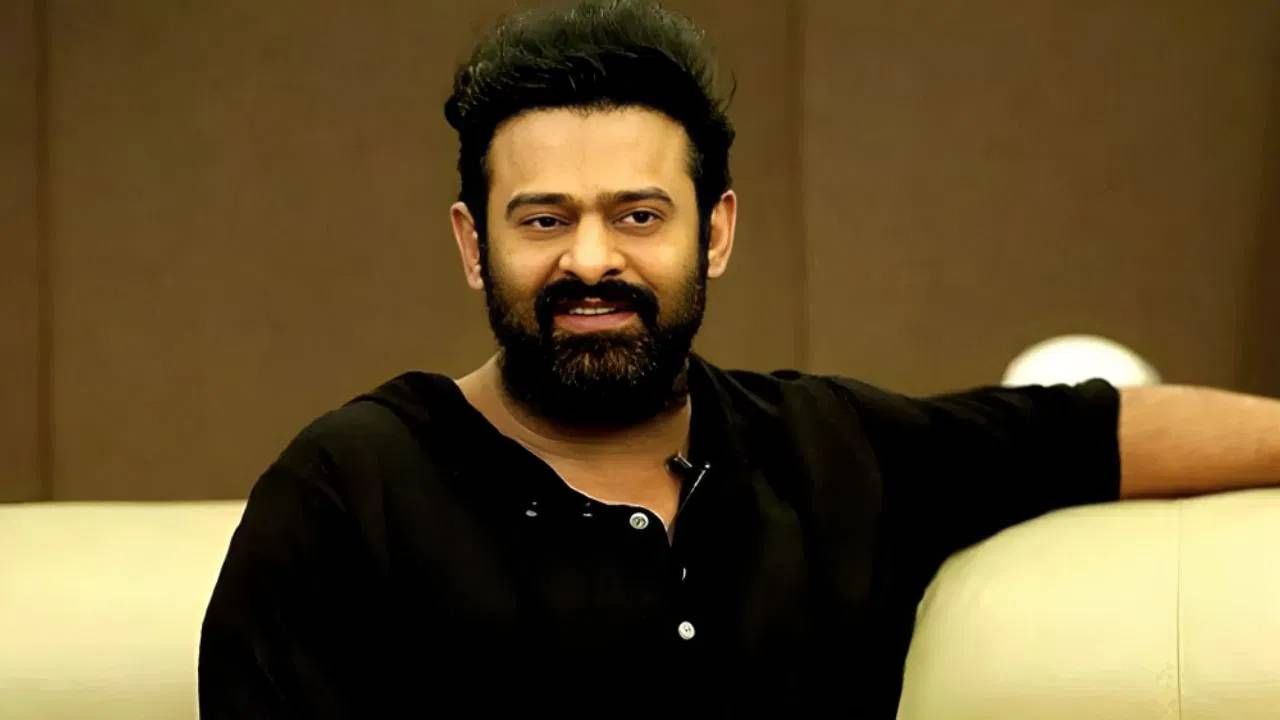 प्रभासने आपल्या करिअरमध्ये एकापेक्षा एक सरस चित्रपट दिले. प्रभास एक सुपरस्टार आहे. पण त्याच्या करिअरमधील काही चित्रपट फ्लॉप सुद्धा झाले. आज त्याच्या करिअरमधील फ्लॉप झालेल्या मोठ्या चित्रपटांबद्दल जाणून घ्या. मेकर्सचे सगळे पैसे वाया गेले.  