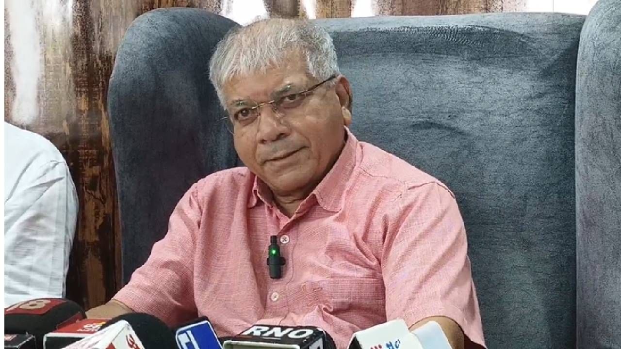 ओला दुष्काळ जाहीर करायला का वेळ लावतात ? प्रकाश आंबेडकरांची जोरदार टीका ओला दुष्काळ जाहीर करायला का वेळ लावतात ? प्रकाश आंबेडकरांची जोरदार टीका