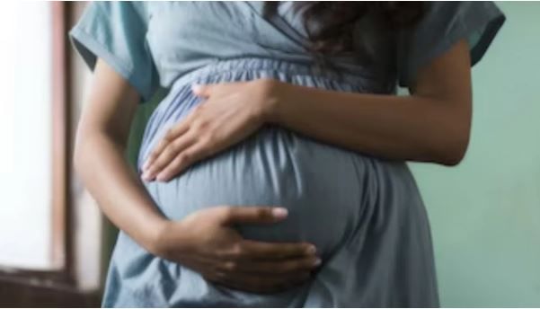 या जगात कधी कोणता चमत्कार होईल हे सांगता येत नाही. काही काही महिलांनी एकाच वेळ तीन-तीन बाळांना जन्म दिल्याचे आपण ऐकलेले असेल. काही महिला तर 50 वर्षांच्या झाल्या तरी आई होतात. सध्या मात्र एक अजब प्रकार चर्चेत आला आहे.