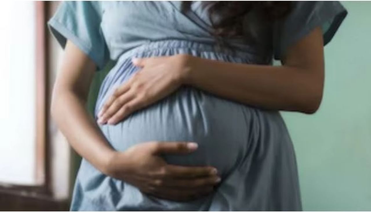 या जगात कधी कोणता चमत्कार होईल हे सांगता येत नाही. काही काही महिलांनी एकाच वेळ तीन-तीन बाळांना जन्म दिल्याचे आपण ऐकलेले असेल. काही महिला तर 50 वर्षांच्या झाल्या तरी आई होतात. सध्या मात्र एक अजब प्रकार चर्चेत आला आहे. 