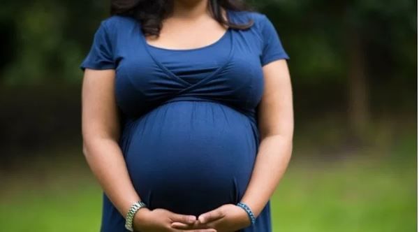 त्यानंतर आयव्हीएफ तंत्रज्ञानाच्या मदतीने  यानयिंग गर्भवती राहिल्या. या तंत्राच्या मदतीने पहिल्याच प्रयत्नात त्या गर्भवती राहिल्या. आता त्यांच्या घरी छोटंसं बाळ आलं असून ते आनंदी आहेत. लोकांनी सुरुवातीला वेगवेगळ्या प्रतिक्रिया व्यक्त केल्या. पण आता मात्र हे दाम्पत्य आनंदी आहे.  