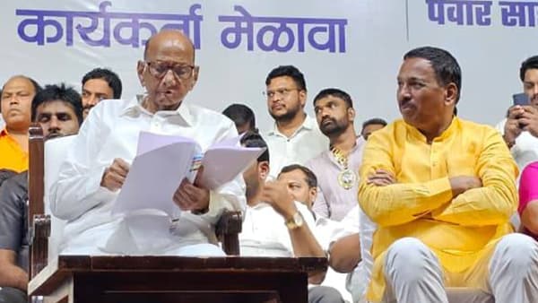 शर्ट फाडला, भर रस्त्यात मारामारी अन्... पुण्यात शरद पवारांच्या आमदाराला धक्काबुक्की, नेमकं काय घडलं?