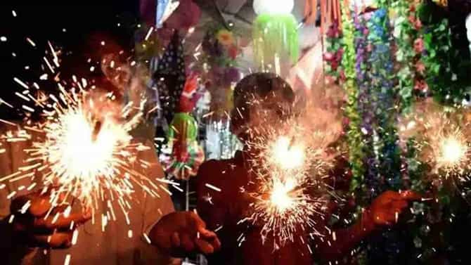 पुणेकरांनो फटाके फोडताय, थांबा.... दिवाळीसाठी कडक नियम जारी, रात्री कितीपर्यंत परवानगी?