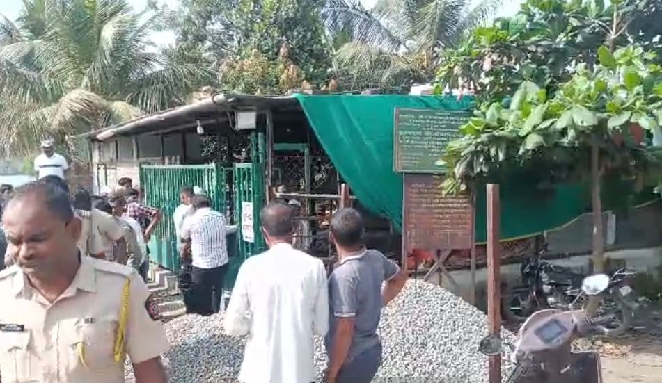 पुणे–सातारा महामार्गालगतच्या सारोळे (ता. भोर) गावातील मुस्लीम धर्मियांसाठी असलेल्या दफनभूमी (कब्रस्तान) परिसरात अजब प्रकार समोर आला आहे. भल्या पहाटे दफनभूमी परिसरातील दृश्य पाहून लोकांमध्ये खळबळ उडाली आहे.