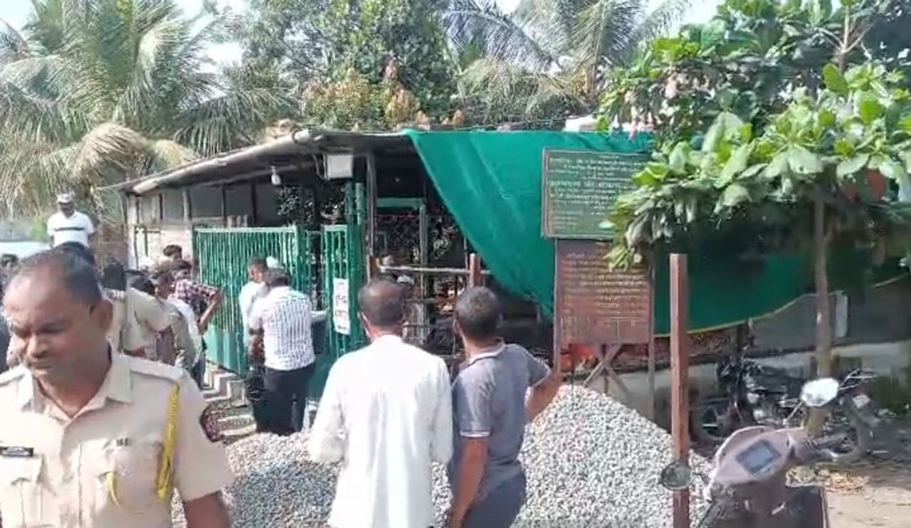  पुणे–सातारा महामार्गालगतच्या सारोळे (ता. भोर) गावातील मुस्लीम धर्मियांसाठी असलेल्या दफनभूमी (कब्रस्तान) परिसरात अजब प्रकार समोर आला आहे. भल्या पहाटे दफनभूमी परिसरातील दृश्य पाहून लोकांमध्ये खळबळ उडाली आहे.