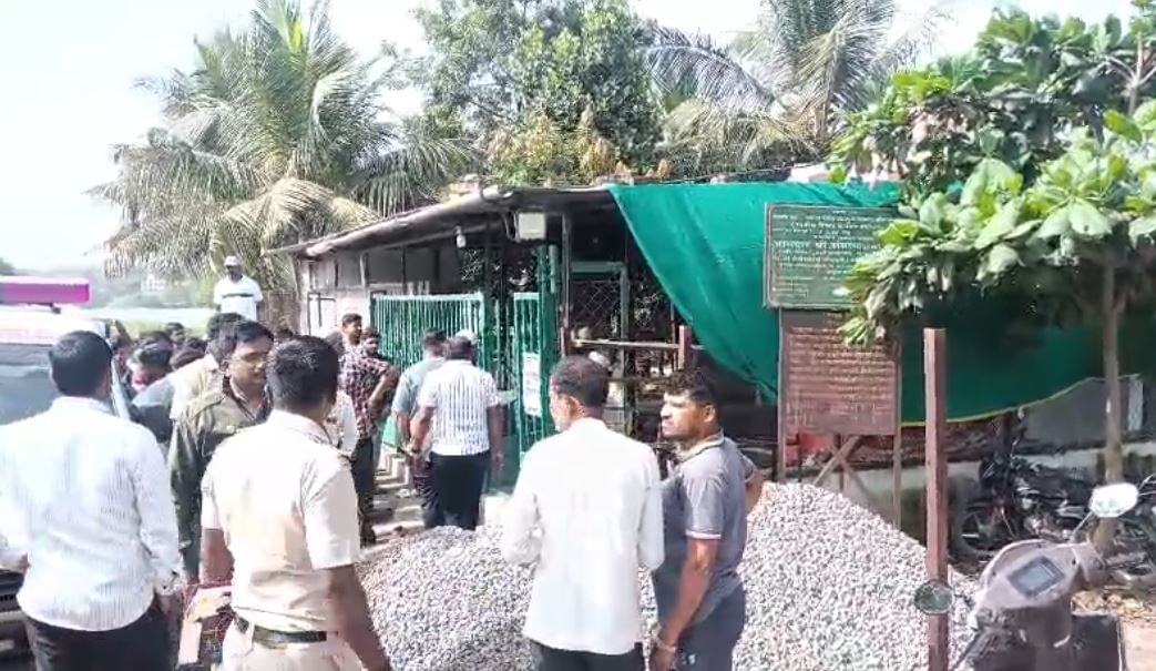 मिळालेल्या माहितीनुसार या दफनभूमी परिसरात एका युवकाने गळफास घेऊन आत्महत्या केल्याची धक्कादायक घटना गुरुवारी (दि. 9 ऑक्टोबर) सकाळी उघडकीस आली. या घटनेमुळे परिसरात एकच खळबळ उडाली आहे.