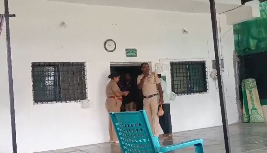 मृत युवकाचे नाव इर्शाद शेख (वय अंदाजे 38, रा. पांडे, ता. भोर) असे आहे. स्थानिक नागरिकांनी सकाळच्या सुमारास दफनभूमीच्या परिसरात गळफास घेतलेला मृतदेह पाहून तत्काळ राजगड पोलिसांना याची माहिती दिली. 