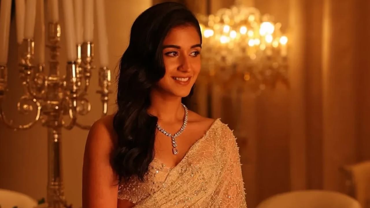 लाँचच्या वेळी भारतात त्याची सुरुवातीची किंमत ₹१,३४,९०० (२५६ जीबी स्टोरेजसाठी) होती. टॉप-एंड (१ टीबी स्टोरेज) व्हेरिएंटची किंमत ₹२ लाख पर्यंत होती. आयफोन 16 प्रो मॅक्समध्ये ट्रिपल रिअर कॅमेरा सेटअप देण्यात आला होता.