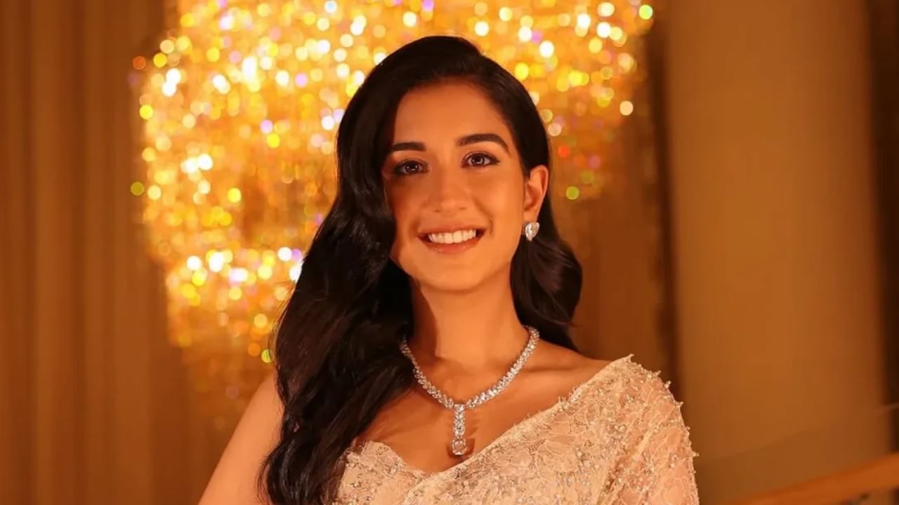 प्रसिद्ध उद्योगपती मुकेश अंबानी यांची सून आणि अनंत अंबानी यांची पत्नी राधिका मर्चंट ही कायमच तिच्या साधेपणासोबतच लक्झरी लाइफस्टाइलसाठी ओळखली जाते. तिची सोशल मीडियावर नेहमीच चर्चा असते.