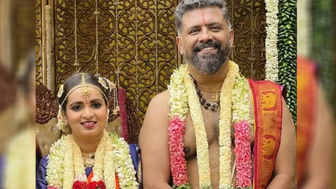 वयाच्या 50 व्या वर्षी आपल्यापेक्षा 16 वर्षांनी लहान गायिकेशी लग्न केल्याने रघु सध्या चर्चेत आला आहे. रघु आणि वरिजाश्री यांनी सोशल मीडियावर लग्नाचे फोटो पोस्ट केले आहे. या दोघांनी 14 ऑक्टोबर रोजी लग्न केल्याचं समजतंय. 
