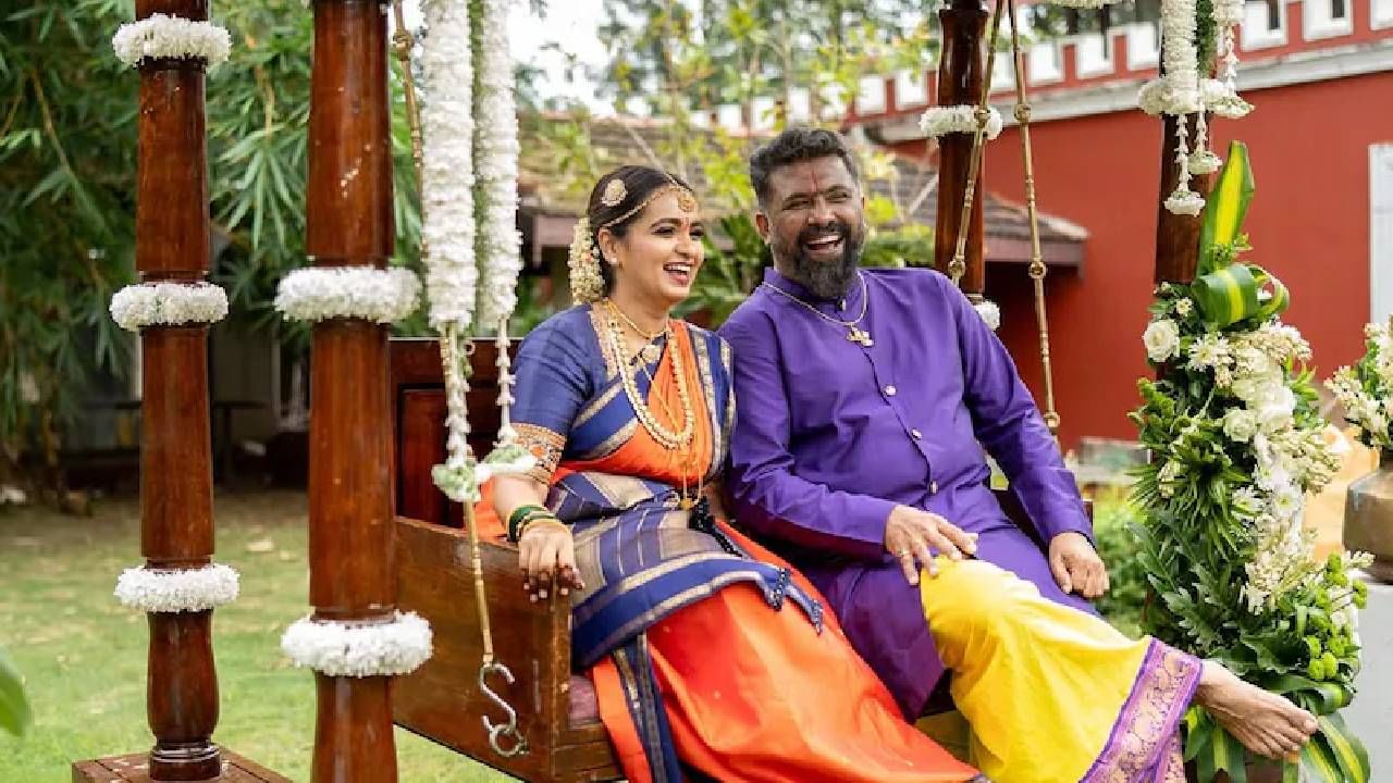 कला, प्रतिमा आणि प्रेम.. या तिन्ही गोष्टींसाठी वयाचं कोणतंही बंधन नसतं. प्रसिद्ध गायक रघु दीक्षितने वयाच्या 50 व्या वर्षी दुसरं लग्न केलं आहे. 34 वर्षी ग्रॅमी पुरस्कार नामांकित गायिका आणि बासरीवादक वरिजाश्री वेणुगोपालशी त्याने लग्नगाठ बांधली आहे. 
