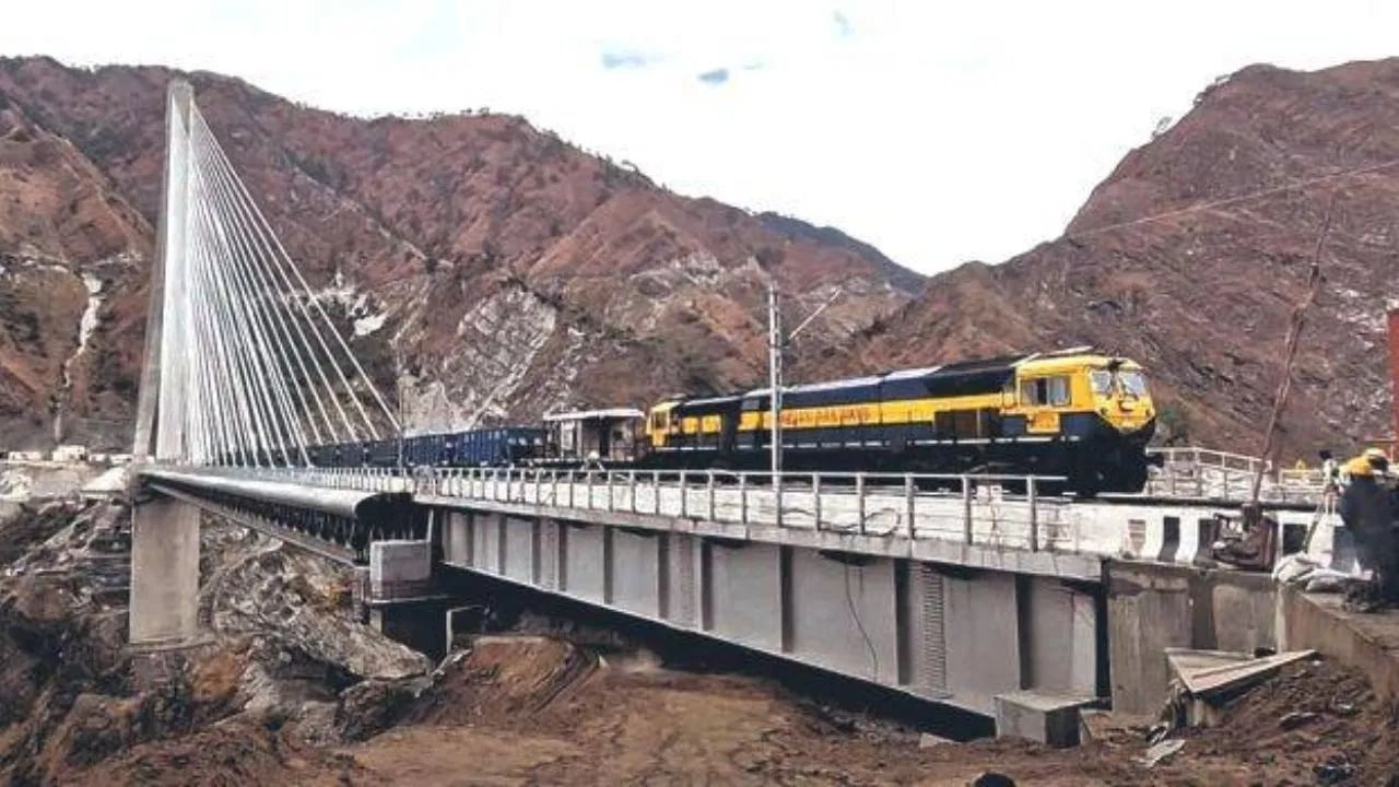 बोगदे आणि पुलांमध्ये अनेकदा वळणे, उतार किंवा कमी प्रकाश असतो, ज्यामुळे लोकोपायलटला पुढे स्पष्टपणे पाहणे कठीण होते. जेव्हा ट्रेनची गती कमी असते तेव्हा चालकाला सिग्नल, ट्रॅकची स्थिती किंवा अडथळे यांचे निरीक्षण करण्यासाठी पुरेसा वेळ मिळतो.