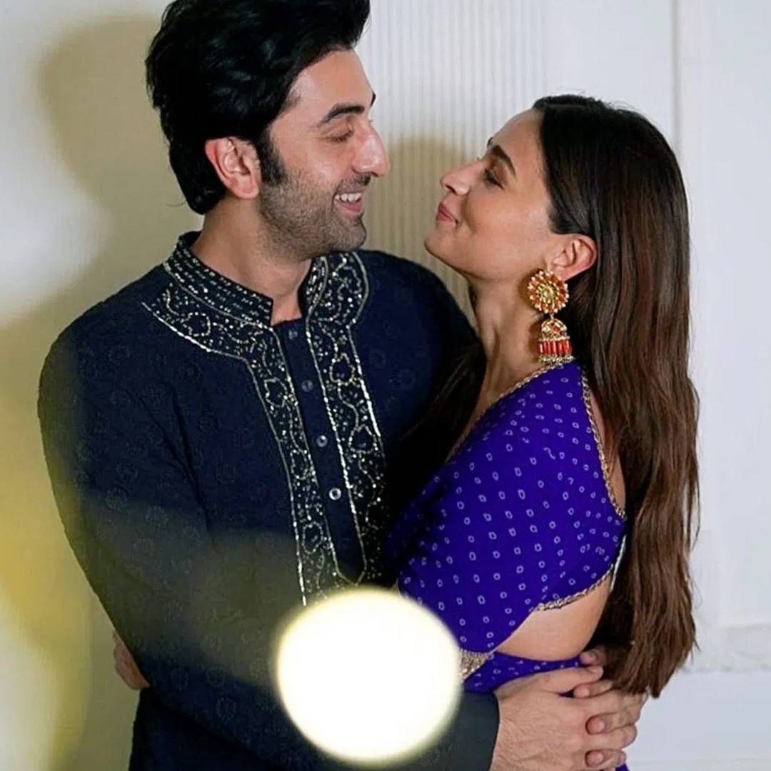 रणबीर कपूरच नाव बॉलिवूडच्या श्रीमंत कुटुंबांमध्ये येतं. पण आलिया भट्टने आपल्या मेहनतीने स्वत:ची वेगळी ओळख आणि संपत्ती बनवली आहे. तिचं नाव इंडस्ट्रीमधल्या श्रीमंत अभिनेत्रींमध्ये येतं.