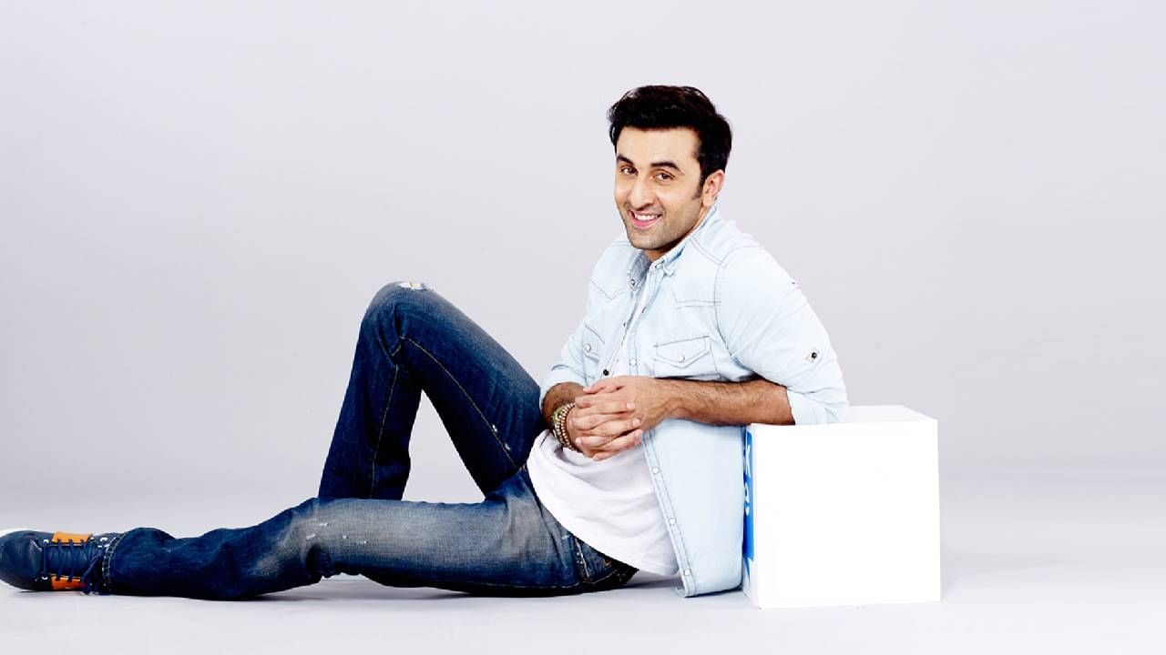 आजच्या काळातील आघाडीचा अभिनेता, चॉकलेट बॉय रणबीर कपूरने देखील फक्त 10 दहावीपर्यंत शिक्षण घेतले. त्यानंतर तो न्यू यॉर्कला गेला आणि त्याने तिथे अभिनयाचे शिक्षण घेतले. 