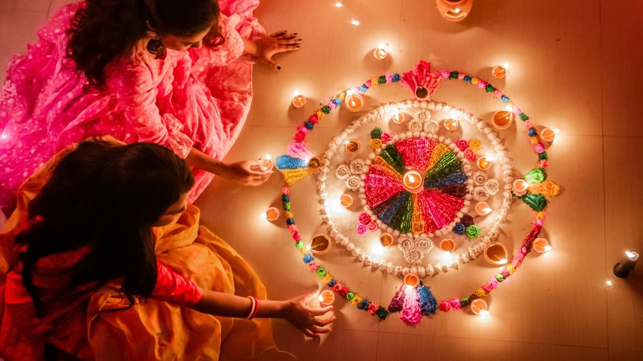 दिवाळीच्या शुभ मुहूर्तावर पारंपरिक रांगोळी कायमच लक्ष वेधून घेते. जर तुम्हालाही यंदाच्या दिवाळीत काही वेगळ्या आणि सुंदर रांगोळ्या काढायच्या असतील तर तुम्ही खाली दिलेल्या डिझाईन्सचा नक्की वापर करु शकता. 