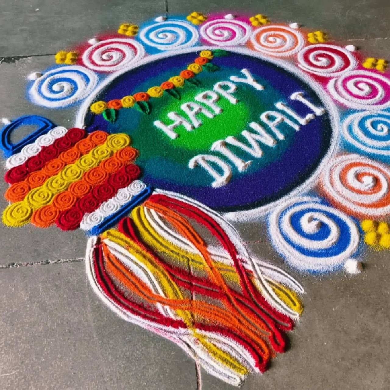 ही रांगोळी दिवाळीसाठी अगदी परफेक्ट आणि सोपी असल्याचे पाहायला मिळत आहे. यात कंदिलासह पान फुलांचे तोरण असलेले डिझाईन पाहायला मिळत आहे. त्यासोबतच यावर शुभ दिवाळी असे लिहिल्याचेही दिसत आहे. 