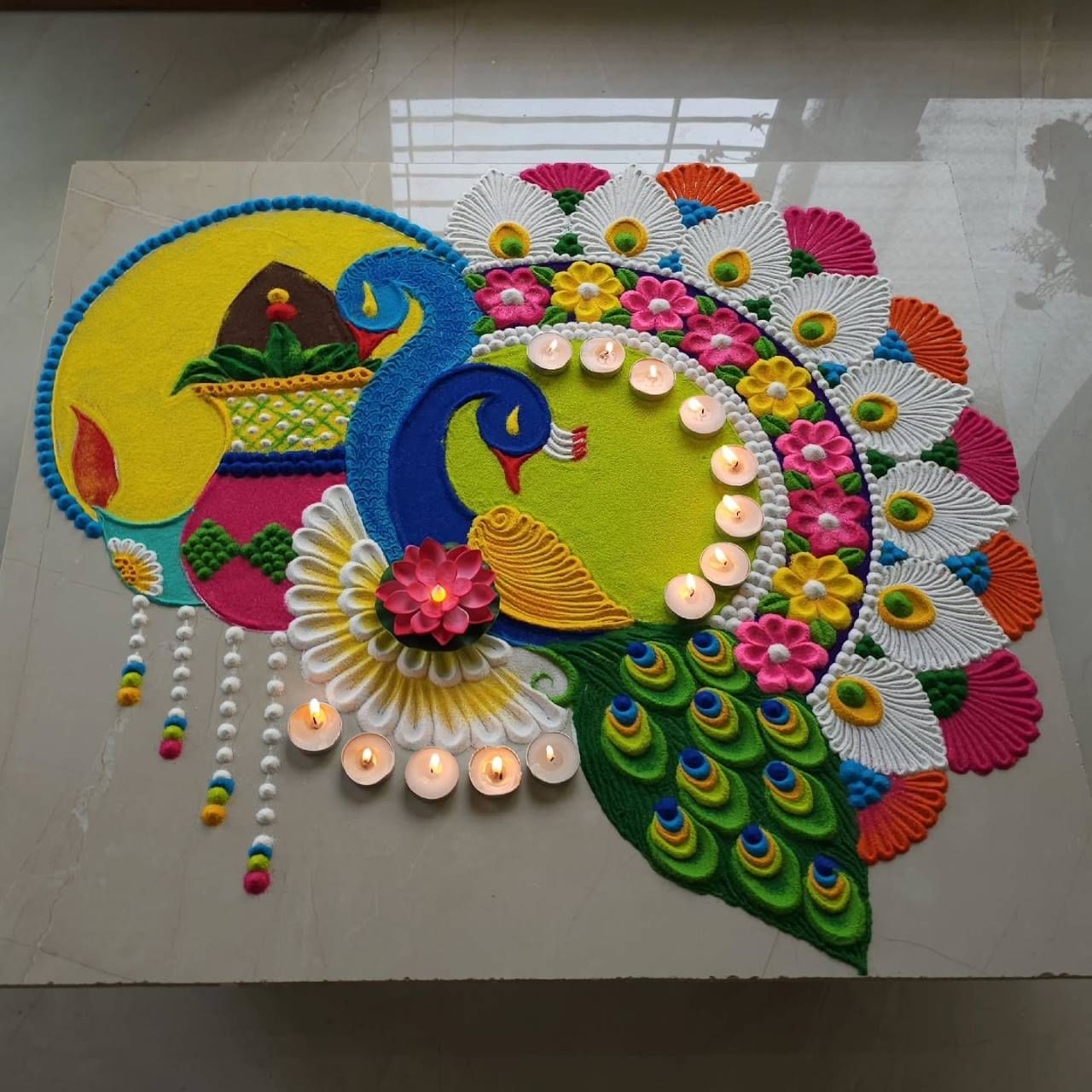  ही रांगोळी थोडी कठीण असली तरी ती फारच आकर्षक आणि सुबक दिसत आहे. यात दोन सुंदर मोरांचे मनमोहक चित्र काढलेले आहे. यात मोराचे पंख, फुलं आणि कलश यांचा समावेश असलेल्या त्याला शाही लूक आल्याचे पाहायला मिळत आहे.