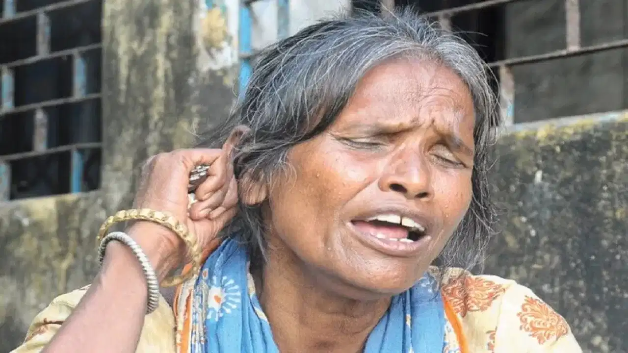 रानू मंडल हे नाव आठवते का? कोलकात्याच्या राणाघाट रेल्वे स्टेशनवर लता मंगेशकर यांचे गाणे गाताना तिचा व्हिडीओ सोशल मीडियावर व्हायरल झाला आणि रातोरात त्या स्टार झाल्या. तिच्या मधुर आवाजाने देशभरातील लोकांना भुरळ घातली. चाहते तिला भेटण्यासाठी आणि तिचा आवाज रेकॉर्ड करण्यासाठी गर्दी करत होते. संगीतकार हिमेश रेशमियाने तिला त्यांच्या चित्रपटात गाण्याची संधी दिली आणि ती रिअॅलिटी शोमध्येही झळकली. रातोरात प्रसिद्धीच्या शिखरावर पोहोचलेली रानू मंडलला सेलिब्रिटीचा दर्जा मिळाला. पण, आज पाच वर्षांनंतर तिच्या पुन्हा तिच दयनीय परिस्थिती ओढावली आहे. तिचे राहणीमान आणि घराची अवस्था पाहून मन सुन्न झाले. तिच्याकडे खाण्यापिण्यासाठीही पुरेसे पैसे नाहीत आणि तिची मानसिक स्थितीही खालावत चालली आहे.