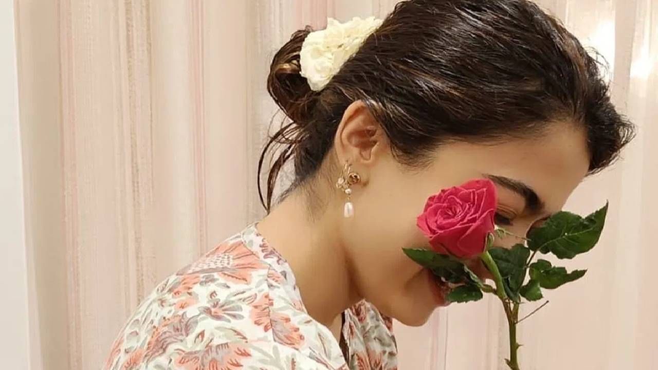 ही अभिनेत्री आता अवघ्या 39 वर्षांची आहे. पण अनेक टॉप अभिनेते आणि फिल्ममेकर्स सोबत तिने काम केलय. आता सुद्धा या हिरॉइनकडे अनेक मोठे चित्रपट आहेत. दिवाळीत तिचा आणखी एक चित्रपट रिलीज होणार आहे. वर्ष 2018 मध्ये या अभिनेत्रीने तेलगुमध्ये डेब्यू केलेला. पण 2021 पासून तिच्यासाठी गोष्टी बदलल्या. 