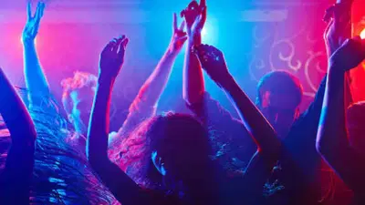 12 मुली, 53 पुरुष अन्... फार्महाऊसमधून येत होता जोरदार आवाज, पोलिस येताच 1600-2800 रुपयांचे उघडले रहस्य