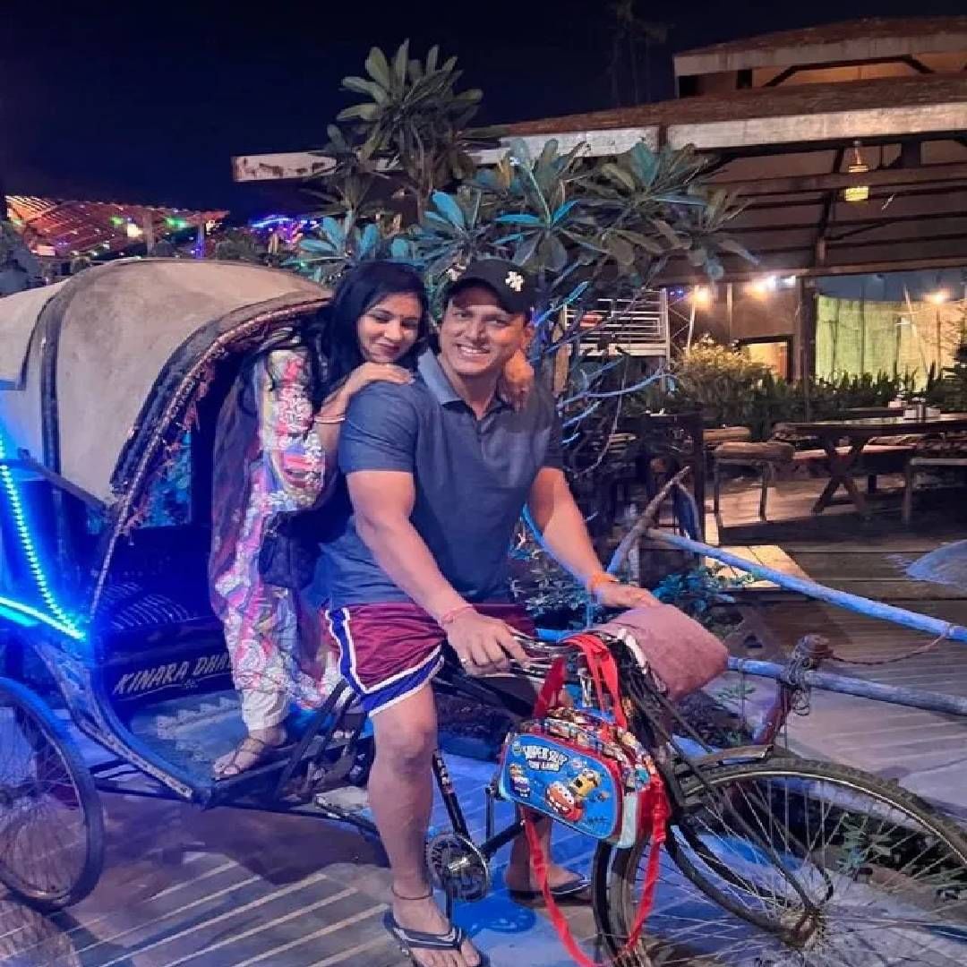 रवीच्या पत्नीबद्दल जास्त माहिती नाहीय.पण रवीच्या सोशल मीडियावर पत्नीसोबतचे अनेक फोटो पाहता येतील.