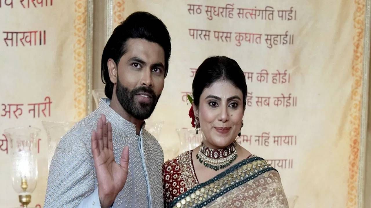 रिवाबा जडेजा अनेकदा स्टेडिअममध्ये सुद्धा दिसते. रिवाब जडेजा नवऱ्याला सपोर्ट करण्यासाठी चॅम्पियन्स ट्रॉफीच्यावेळी सुद्धा हजर होती. आयपीएलमध्ये सुद्धा ती रवींद्र जडेजाला सपोर्ट करताना दिसते. 