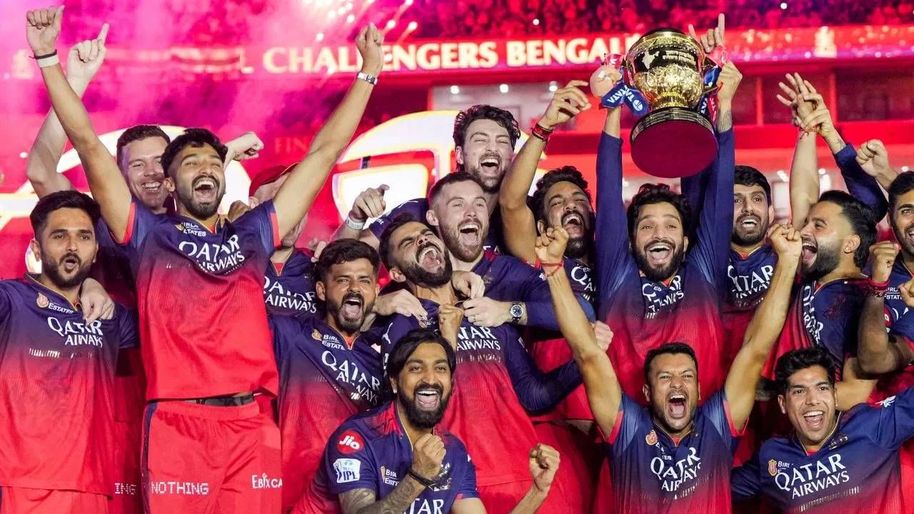 इंडियन प्रीमियर लीग (IPL) 2025 चा किताब जिंकणारी  रॉयल चॅलेंजर्स बंगळुरुची टीम एका नव्या मालकाच्या शोधात आहे. या फ्रेंचायजीची वॅल्यू सध्या दोन अब्ज डॉलर (जवळपास 17587 कोटी रुपये) आहे. क्रिकबजच्या वृत्तानुसार जवळपास 6 कंपन्यांनी ही फ्रेंचायजी विकत घेण्यास रस दाखवला आहे. (Photo-PTI)