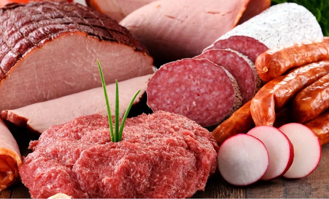 रेड आणि प्रोसेस्ड मीट - रेड मीट ( बकरीचे मटण )  आणि प्रोसेस्ड मीट (उदा. सॉसेज, बेकन, हॉट डॉग्स) सेवनाने युरिक एसिडचे समस्या होऊ शकते. ज्याचा हाडांवर मोठा प्रतिकूल प्रभाव होतो. हा पदार्थ शरीराच्या आतील कॅल्शियमचे शोषण प्रभावित करतो. त्यामुळे हाडांचे आरोग्य ढासळते.