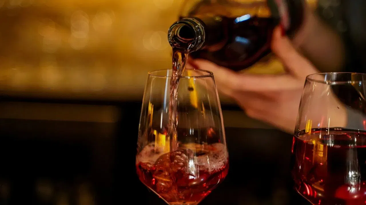 अल्कोहोल पेय घेणाऱ्यांमध्ये एक सामान्य भ्रम असतो की स्वीट वाइन स्वस्त असते आणि ती नवीन पिणाऱ्यांसाठी आहे. पण ती अनेकदा दारू पिणाऱ्यांसाठी नाही. यावर वाइन तज्ज्ञ सोनल हॉलंड सांगतात, असं अजिबात नाही. जगात अनेक अशा स्वीट वाइन आहेत ज्या आपल्या महागड्या किंमतीसाठी ओळखल्या जातात. (फोटो: Unsplash)