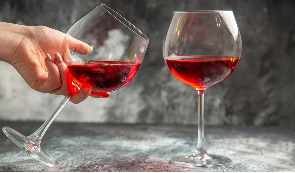  Myths and Facts : स्वीट वाईन स्वस्त असते आणि बिगनर्ससाठी असते - अल्कोहोल ड्रींक करणाऱ्यात एक कॉमन मिथ असते की स्वीट वाईन स्वस्त असते आणि ती बिगनर्ससाठी असते. ती नेहमी मद्य पिणाऱ्यांसाठी नसते. यावर वाईन एक्सपर्ट सोनल हॉलंड म्हणतात असे बिलकूल नाही.जगात अनेक स्वीट वाईन आहेत, ज्या महागड्या देखील आहेत. 