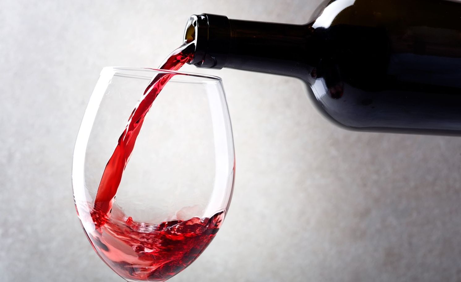  वाईन पिणारे नेहमी म्हणतात की रेड वाईन आरोग्यासाठी चांगली असत. ती हार्टसाठी हेल्दी असते. त्यामुळे रोज थोडी थोडी प्यायल्याने चांगले होते. परंतू वाईन एक्सपर्ट सोनल हॉलंड म्हणतात की असा दावा केला जातो की रेड वाईनमध्ये रेस्वेराट्रोल ( Resveratrol ) असते, जे हृदयाच्या आरोग्यासाठी चांगले असते. परंतू रेस्वेराट्रोलच्या पूर्तीसाठी रेड वाईन हा एकमात्र पर्याय नाही. 