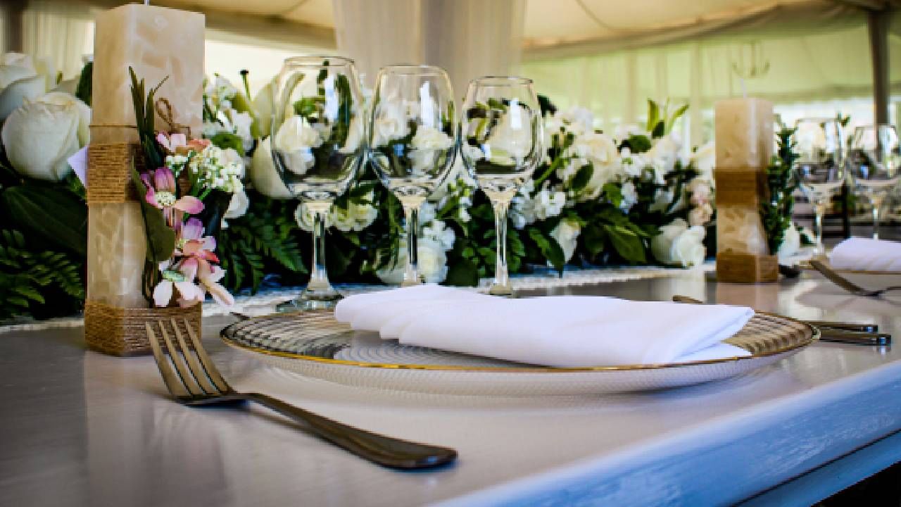 कोपेर्टो हा इटालियन शब्द आहे ज्याचा अर्थ कव्हर चार्ज आहे. जवळजवळ प्रत्येक इटालियन रेस्टॉरंटमध्ये हे पारंपारिक शुल्क आकारला जातो. मात्र हे काही सेवा शुल्क नव्हे, कारण त्यात वेटरसाठी टीप नसते. या शुल्कात टेबलक्लॉथ, ब्रेड, चमचे, चाकू, प्लेट्स आणि कधीकधी पाण्याचे ग्लास यासारख्या सुविधांचा खर्च समाविष्ट असतो.