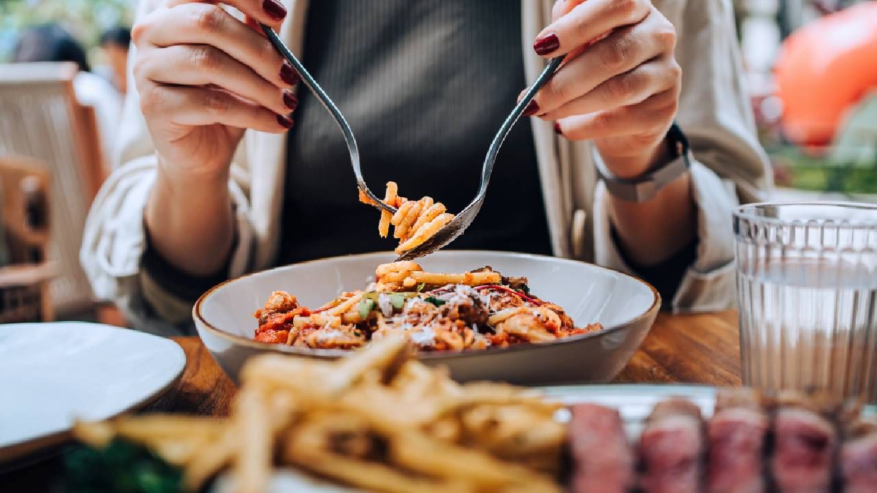 मध्ययुगीन काळापासून चालत आलेल्या या परंपरेमागे एक व्यावहारिक कारण आहे. प्राचीन काळी ग्राहक (हॉटेलमध्ये)  स्वतःचे अन्न आणत पण रेस्टॉरंटमधील भांडी आणि टेबल वापरायचे.