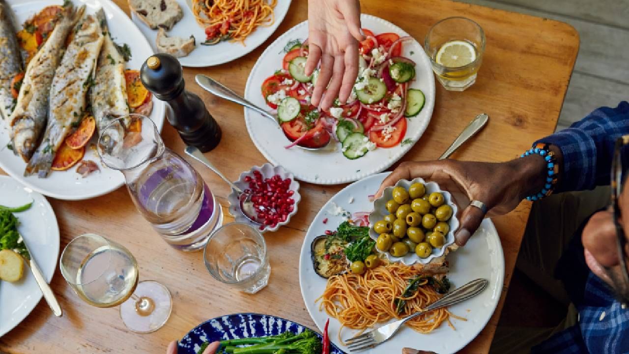 कल्पना करा की तुम्ही एका सुंदर युरोपियन रेस्टॉरंटमध्ये आला आहात, टेबल सजवलेले आहे, वातावरण रोमँटिक आहे आणि तुम्ही पोटभर चविष्ट जेवणानंतर जेव्हा बिल मागता... वेटर हसून तुम्हाला बिल देतो... पण ते पाहून डोळेच विस्फारतात ! कारण त्या बिलामध्ये फक्त जेवण नव्हे तर काटा-चमच्यांचे देखील पैसे आकारले असतील तर ? वाचून आश्चर्य वाटलं ना, पण हे खरं आहे. इटलीमध्ये खरंच असं होतं, जिथे फक्त जेवणाचे, पदार्थांचे नव्हे तर कटलरीचा खर्चही बिलामध्ये दिला जातो आणि ते पैसे आकारले जातात.  (Photo : Getty Images / Freepik)