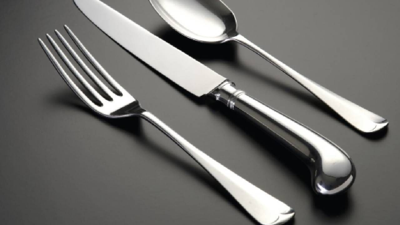 विशेष म्हणजे, अनेक रेस्टॉरंटमध्ये हे मेनूमध्ये आधीच लहान अक्षरात लिहिलेले असते, जेणेकरून ग्राहकांना कळावे की,  हे अतिरिक्त शुल्क समाविष्ट असेल.