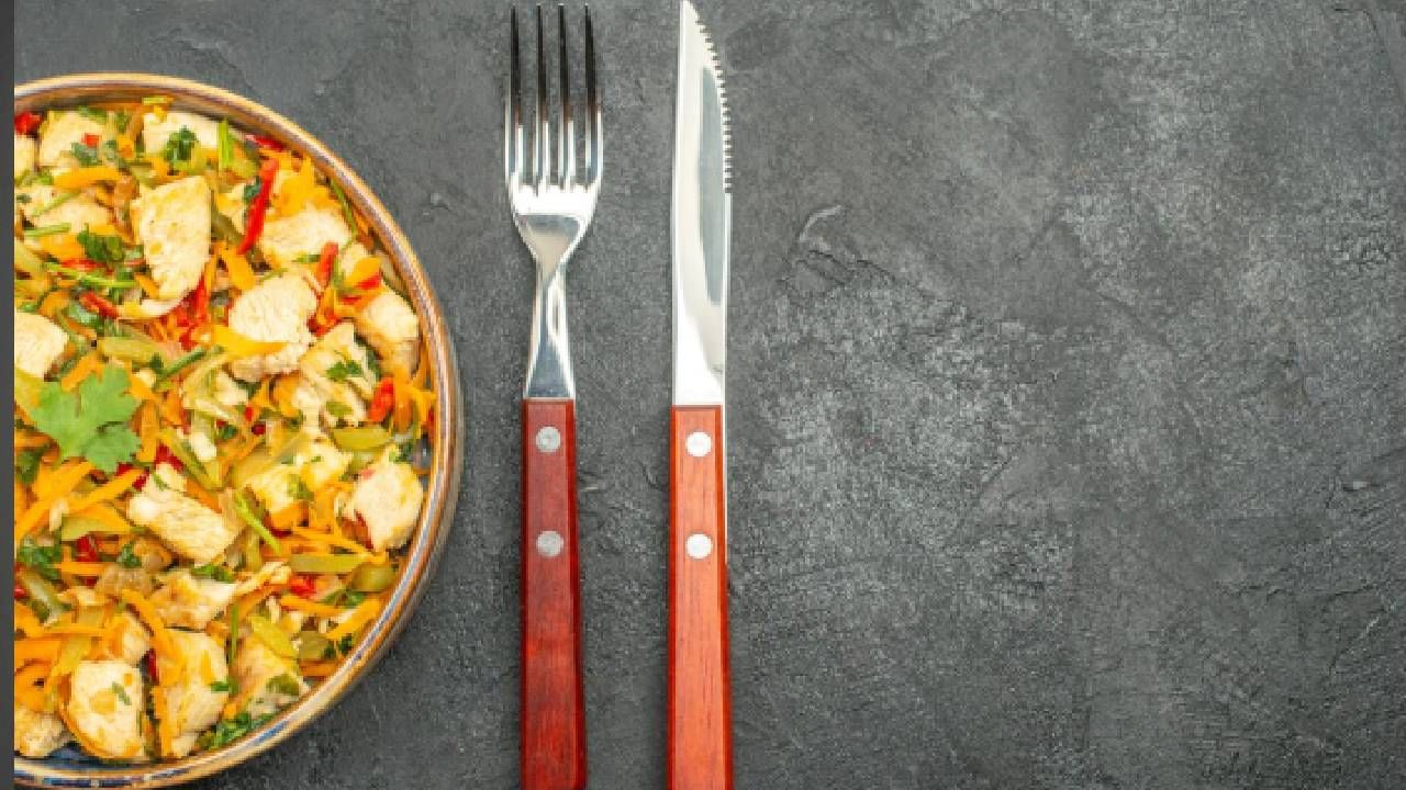 साधारणपणे हे शुल्क प्रति व्यक्ती 1.50 ते 3.00 यूरो (अंदाजे 135 ते 270 रुपये) पर्यंत असते. तथापि, काही प्रीमियम रेस्टॉरंट्स किंवा पर्यटन स्थळांमध्ये, शुल्क 5 यूरोपर्यंत जाऊ शकते.