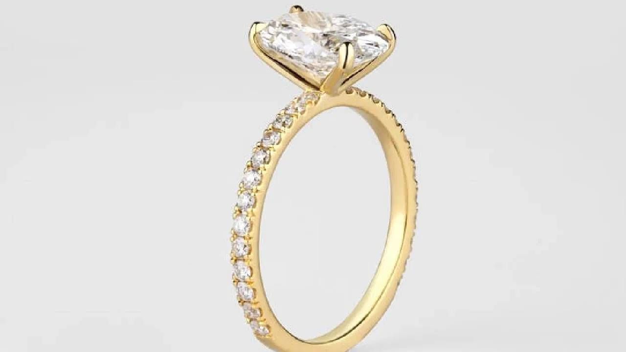 जर, तुम्हाला गोल्डमध्ये रिंग खरेदी करायची असेल, तर या प्रकारची लाइट वेट रिंग बेस्ट ऑप्शन आहे. यात तुम्हाला आर्टिफिशियल डायमंड वर्क सुद्धा मिळेल. सध्या अशा प्रकारची फिंगर रिंग खूप ट्रेंडमध्ये आहे. गोल्डच्या फिंगर रिंगमध्ये तुम्हाला अनेक लाइट वेट रिंग मिळतील. 