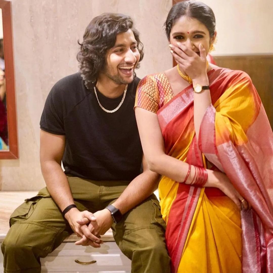 अभिनेत्री रिंकू हिने फार कमी काळात स्वतःची ओळख निर्माण केली. सोशल मीडियावर देखील अभिनेत्री कायम सक्रिय असते. सोशल मीडियावर फोटो पोस्ट करत अभिनेत्री चाहत्यांच्या संपर्कात राहण्याचा प्रयत्न करत असते. 