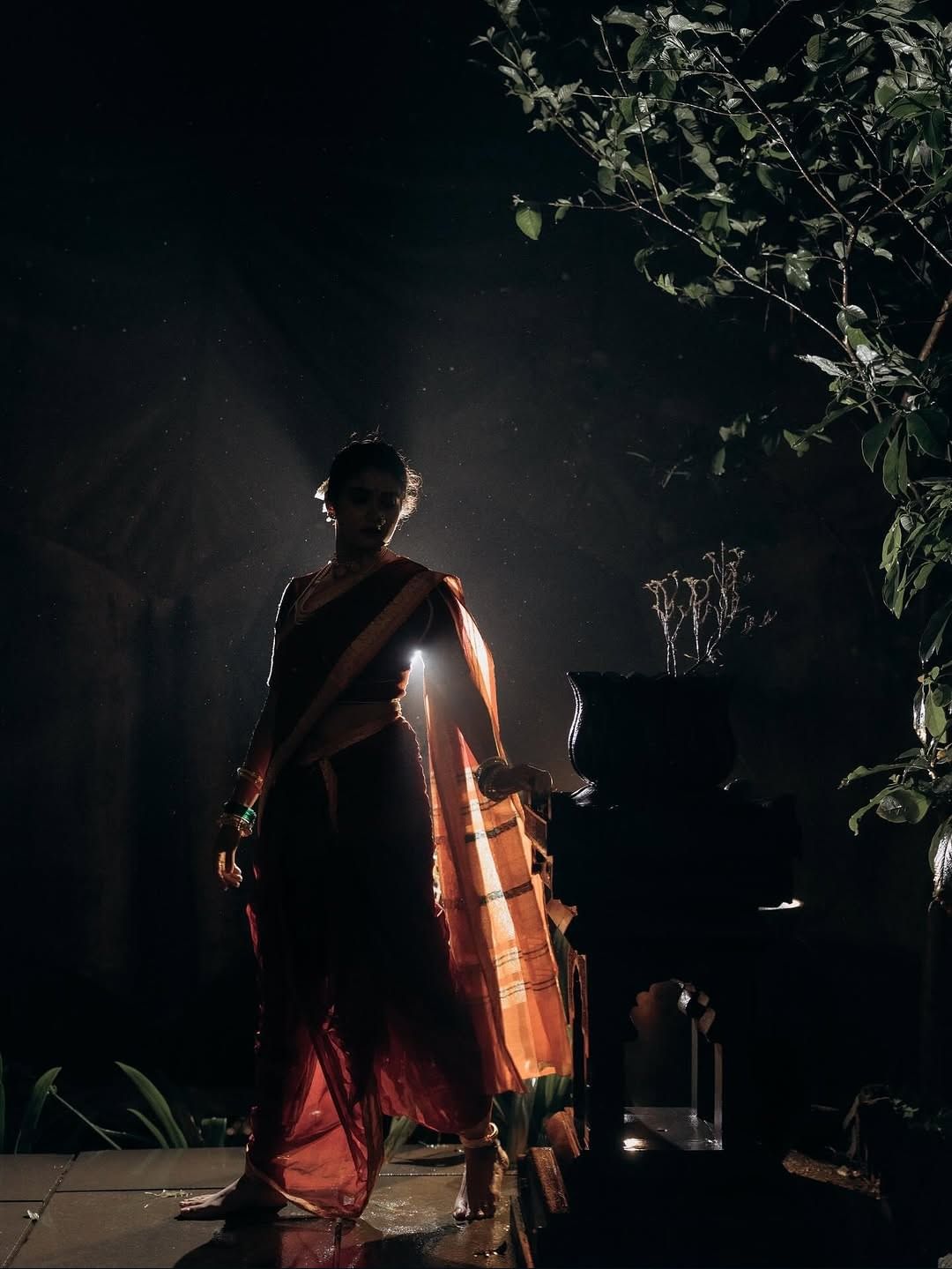 अभिनेत्री कायम सोशल मीडियावर सक्रिय असते. सोशल मीडियावर तिच्या चाहत्यांची संख्या देखील फार मोठी आहे. चाहत्यांच्या संपर्कात राहण्यासाठी अभिनेत्री कायम स्वतःचे फोटो आणि व्हिडीओ सोशल मीडियावर पोस्ट करत असते.