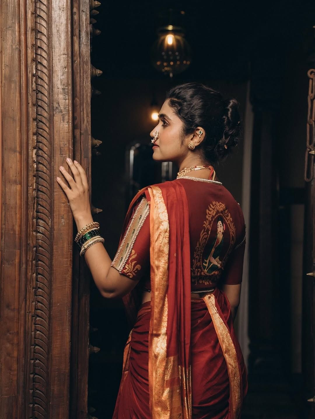 फोटो पोस्ट करत अभिनेत्रीने चाहत्यांना दसऱ्याच्या शुभेच्छा देखील दिल्या आहे. 'दसरा आणि विजयादशमी च्या आपणा सर्वांना मंगलमय शुभेच्छा...' असं कॅप्शन अभिनेत्रीने लिहिलं आहे.