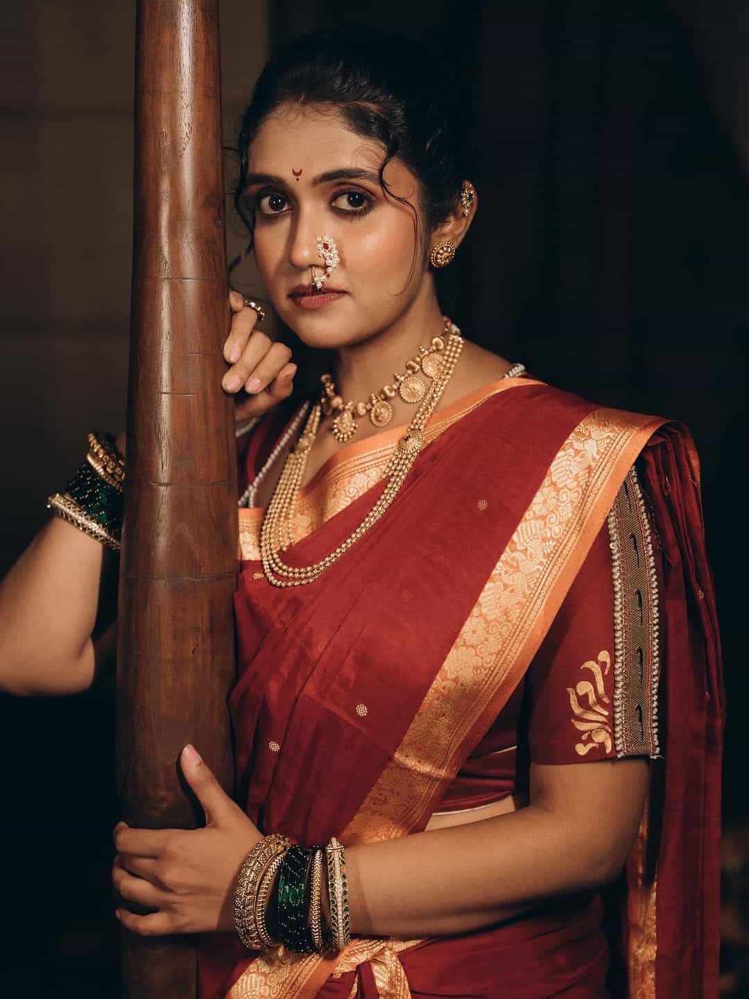 अभिनेत्री रिंकू राजगुरू कायम चाहत्यांना फॅशन गोल्स देत असते. आता देखील अभिनेत्रीने खास फोटो पोस्ट केले आहेत. मराठमोळ्या लूकमध्ये अभिनेत्री सुंदर दिसत आहे.
