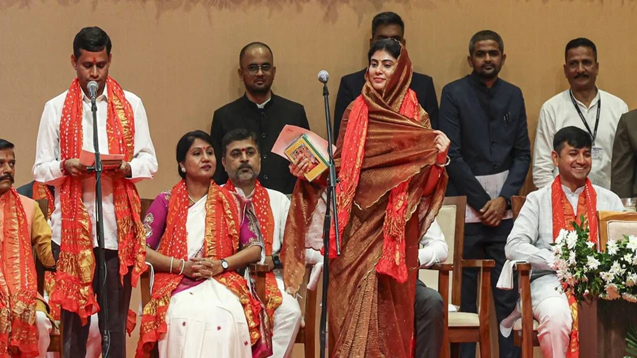 रिवाबा जडेजा मॅकेनिकल इंजिनिअर आहे. त्याशिवाय महिला सशक्तीकरणासाठी सुद्धा त्या काम करतात. म्हणूनच त्या जामनगरमधून निवडणूक जिंकल्या. आता त्यांना मंत्री बनवण्यात आलं आहे. (PTI)